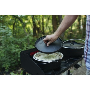 Plynový vařič Camp Chef EXPLORER STOVE 30 MB - příklad využití litinových hrnců Dutch Oven